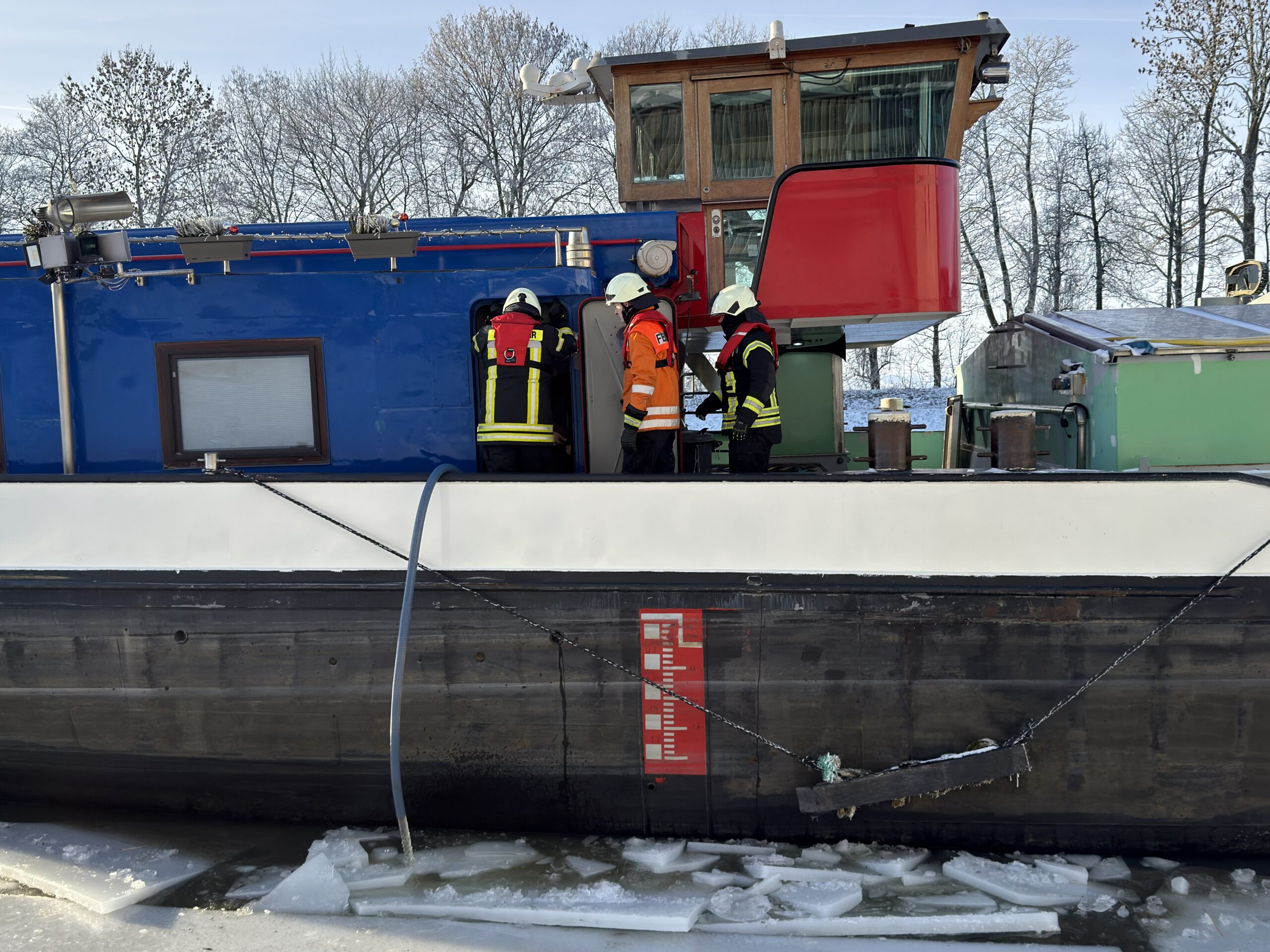 Einsatzkräfte der Feuerwehr Algermissen am Stichkanal