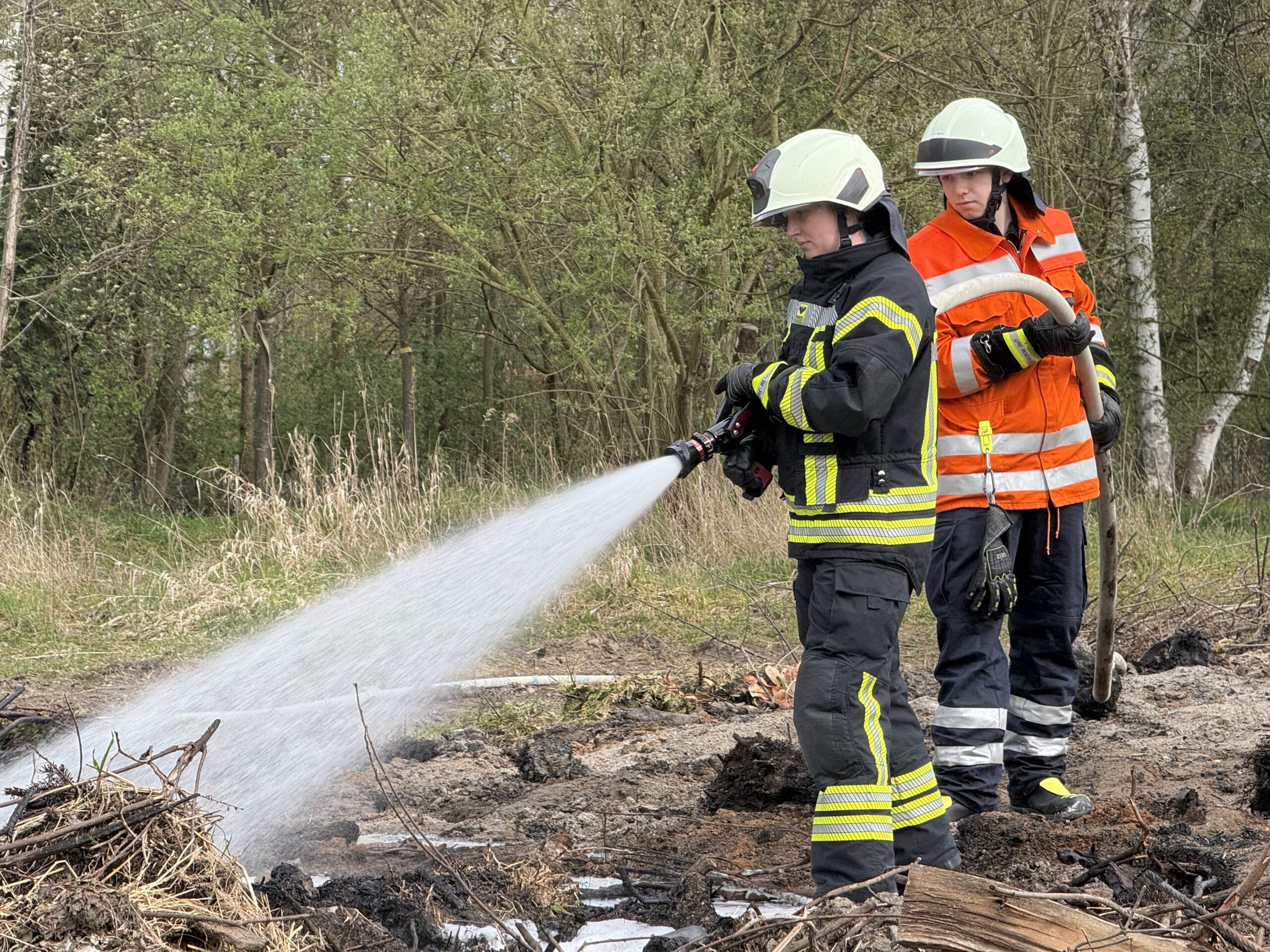 Einsatzbild FW Algermissen, hier: Einsatzkräfte beim Löschen
