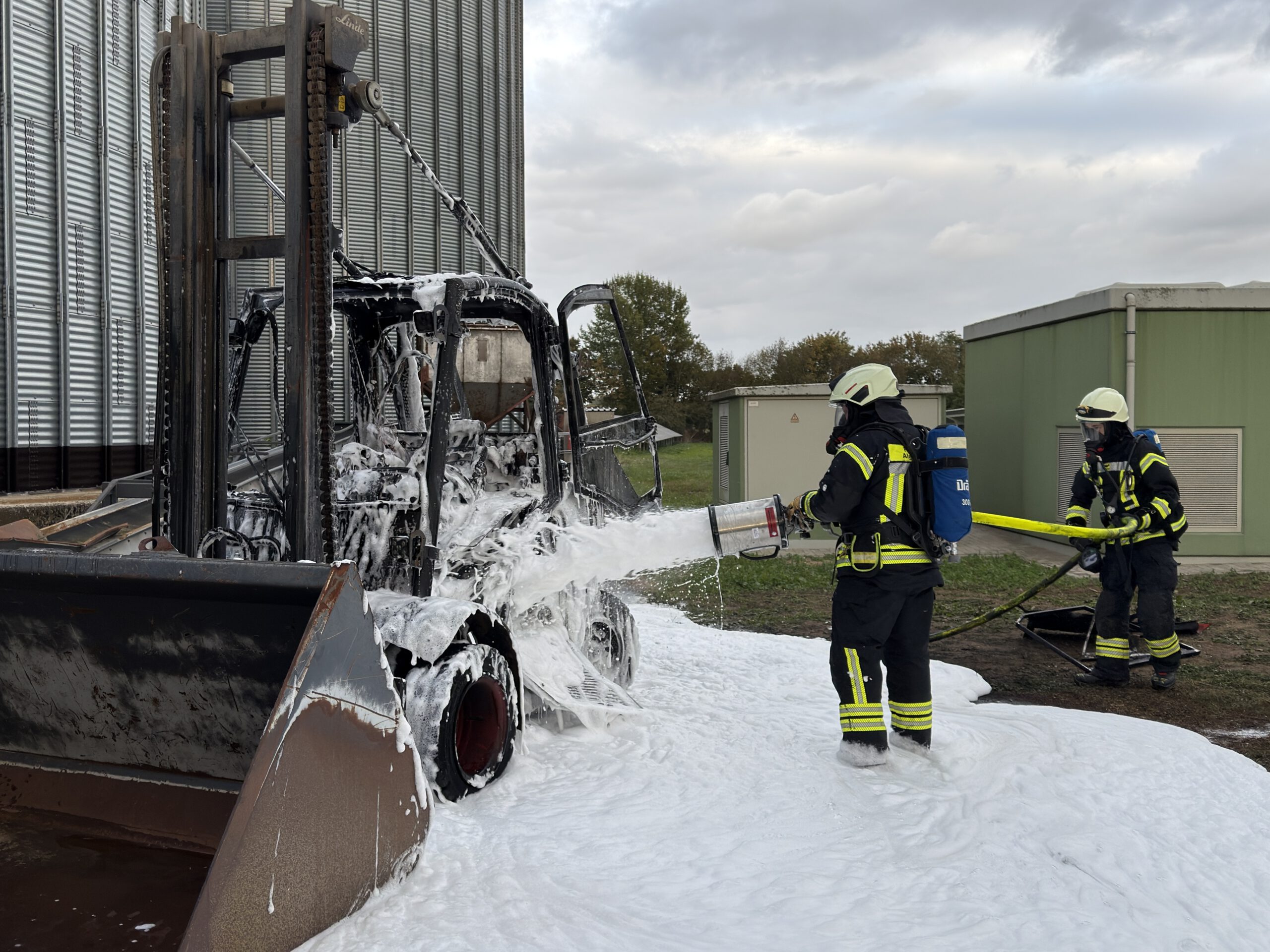 FW Algermissen, hier: Einsatzbild Gabelstapler Brand
